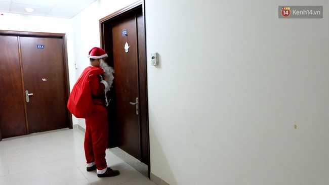 Một ngày vất vả của ông già Noel khi đến từng nhà gõ cửa tặng quà cho tụi nhỏ ở Sài Gòn - Ảnh 5.