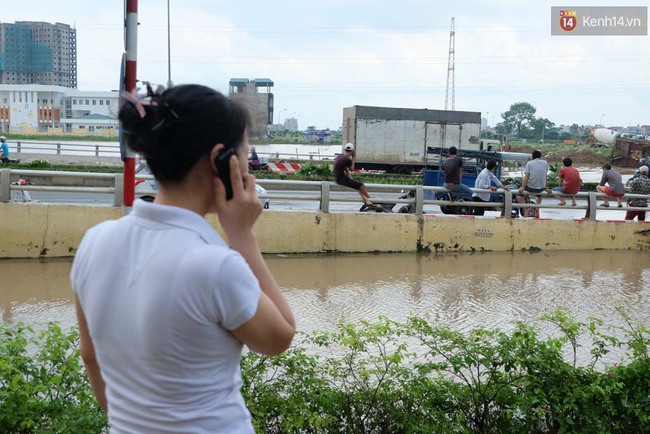 Người Hà Nội vẫn sống trong “ốc đảo” sau trận mưa kỷ lục - Ảnh 9.