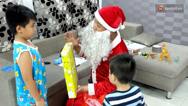 Một ngày vất vả của ông già Noel khi đến từng nhà gõ cửa tặng quà cho tụi nhỏ ở Sài Gòn - Ảnh 6.