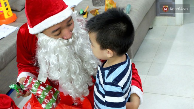 Một ngày vất vả của ông già Noel khi đến từng nhà gõ cửa tặng quà cho tụi nhỏ ở Sài Gòn - Ảnh 7.