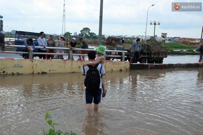 Người Hà Nội vẫn sống trong “ốc đảo” sau trận mưa kỷ lục - Ảnh 6.