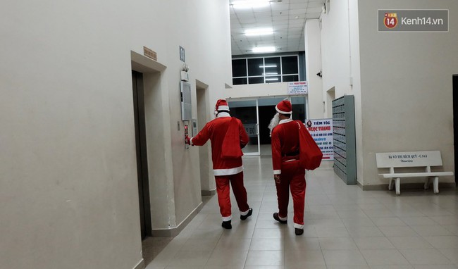 Một ngày vất vả của ông già Noel khi đến từng nhà gõ cửa tặng quà cho tụi nhỏ ở Sài Gòn - Ảnh 12.