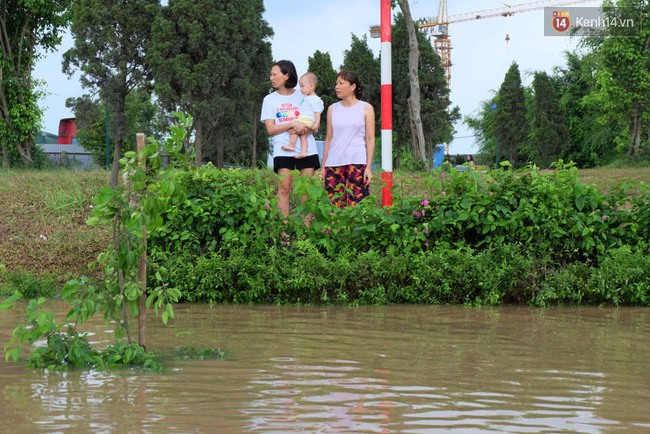 Người Hà Nội vẫn sống trong “ốc đảo” sau trận mưa kỷ lục - Ảnh 8.