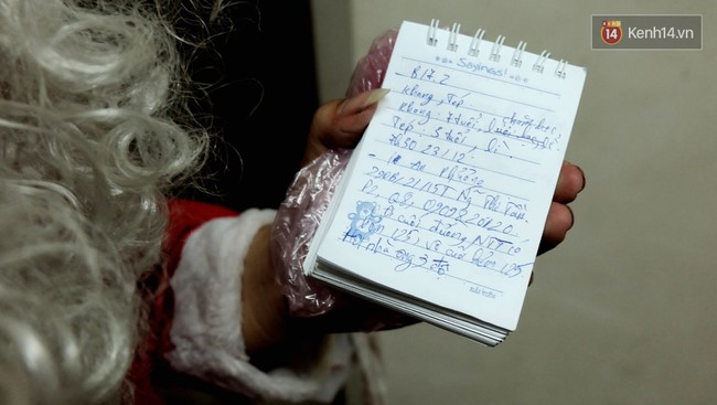 Một ngày vất vả của ông già Noel khi đến từng nhà gõ cửa tặng quà cho tụi nhỏ ở Sài Gòn - Ảnh 4.