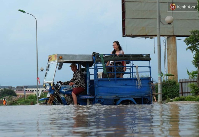 Người Hà Nội vẫn sống trong “ốc đảo” sau trận mưa kỷ lục - Ảnh 12.