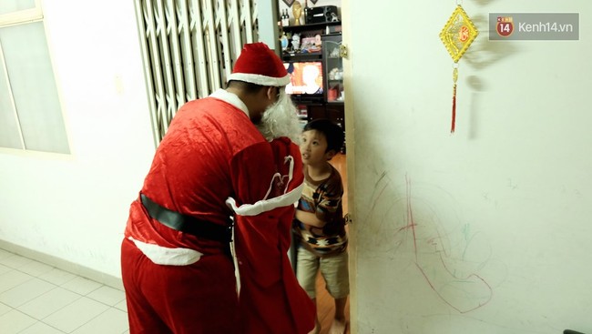 Một ngày vất vả của ông già Noel khi đến từng nhà gõ cửa tặng quà cho tụi nhỏ ở Sài Gòn - Ảnh 8.