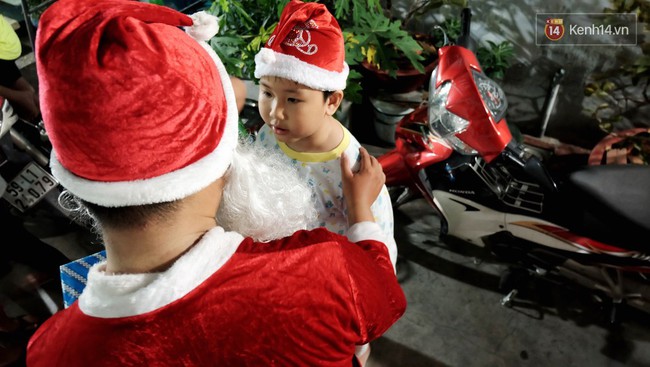 Một ngày vất vả của ông già Noel khi đến từng nhà gõ cửa tặng quà cho tụi nhỏ ở Sài Gòn - Ảnh 15.