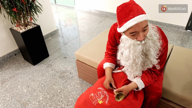 Một ngày vất vả của ông già Noel khi đến từng nhà gõ cửa tặng quà cho tụi nhỏ ở Sài Gòn - Ảnh 2.