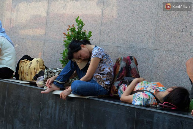 H&agrave; Nội: Người nh&agrave; v&agrave; bệnh nh&acirc;n vật v&atilde; trong c&aacute;i n&oacute;ng đỉnh điểm 40 độ C ở bệnh viện - Ảnh 10.