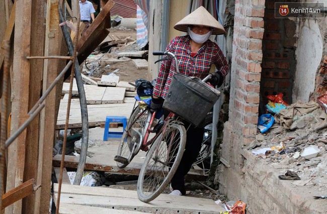Người d&acirc;n H&agrave; Nội khổ sở bắc thang, đi như leo n&uacute;i v&agrave;o nh&agrave; - Ảnh 6.