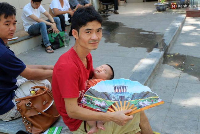 H&agrave; Nội: Người nh&agrave; v&agrave; bệnh nh&acirc;n vật v&atilde; trong c&aacute;i n&oacute;ng đỉnh điểm 40 độ C ở bệnh viện - Ảnh 4.