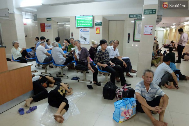 H&agrave; Nội: Người nh&agrave; v&agrave; bệnh nh&acirc;n vật v&atilde; trong c&aacute;i n&oacute;ng đỉnh điểm 40 độ C ở bệnh viện - Ảnh 1.