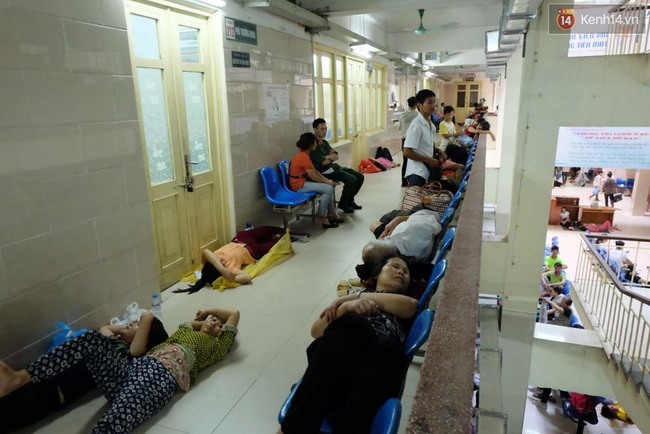 Hà Nội: Người nhà và bệnh nhân vật vã trong cái nóng đỉnh điểm 40 độ C ở bệnh viện - Ảnh 2.