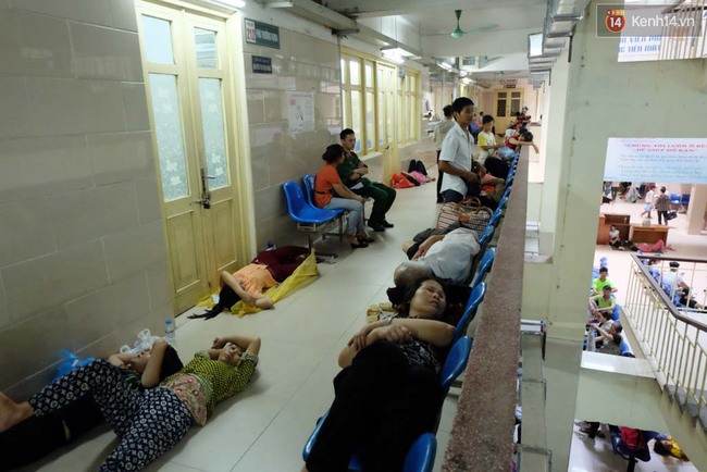 H&agrave; Nội: Người nh&agrave; v&agrave; bệnh nh&acirc;n vật v&atilde; trong c&aacute;i n&oacute;ng đỉnh điểm 40 độ C ở bệnh viện - Ảnh 2.