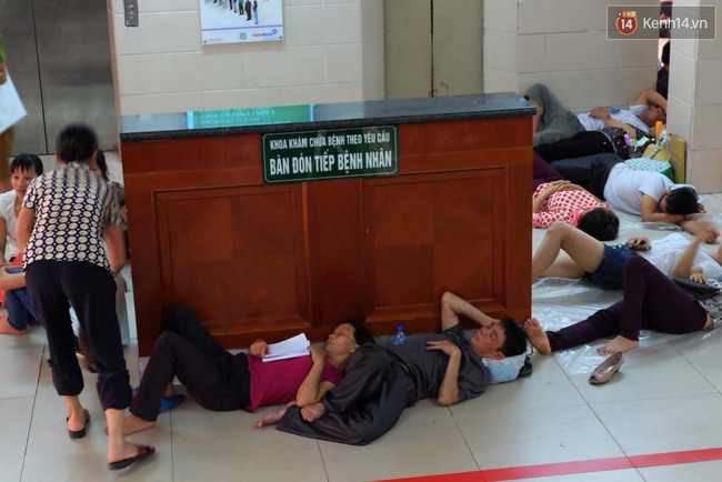 H&agrave; Nội: Người nh&agrave; v&agrave; bệnh nh&acirc;n vật v&atilde; trong c&aacute;i n&oacute;ng đỉnh điểm 40 độ C ở bệnh viện - Ảnh 6.