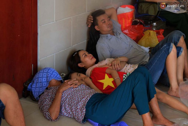 Hà Nội: Người nhà và bệnh nhân vật vã trong cái nóng đỉnh điểm 40 độ C ở bệnh viện - Ảnh 7.