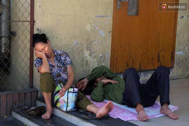 Hà Nội: Người nhà và bệnh nhân vật vã trong cái nóng đỉnh điểm 40 độ C ở bệnh viện - Ảnh 9.