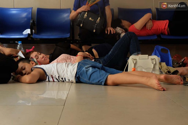 H&agrave; Nội: Người nh&agrave; v&agrave; bệnh nh&acirc;n vật v&atilde; trong c&aacute;i n&oacute;ng đỉnh điểm 40 độ C ở bệnh viện - Ảnh 3.