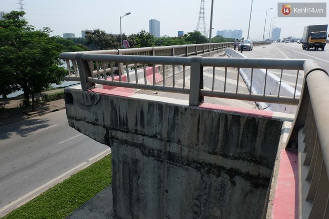 H&agrave; Nội: Những nguy hiểm cận kề tr&ecirc;n cầu cạn v&agrave;nh đai 3 sau vụ &ocirc; t&ocirc; lao xuống đất - Ảnh 6.