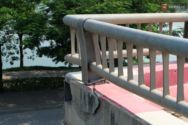 H&agrave; Nội: Những nguy hiểm cận kề tr&ecirc;n cầu cạn v&agrave;nh đai 3 sau vụ &ocirc; t&ocirc; lao xuống đất - Ảnh 7.