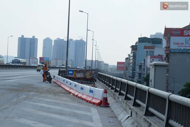 H&agrave; Nội: Những nguy hiểm cận kề tr&ecirc;n cầu cạn v&agrave;nh đai 3 sau vụ &ocirc; t&ocirc; lao xuống đất - Ảnh 1.