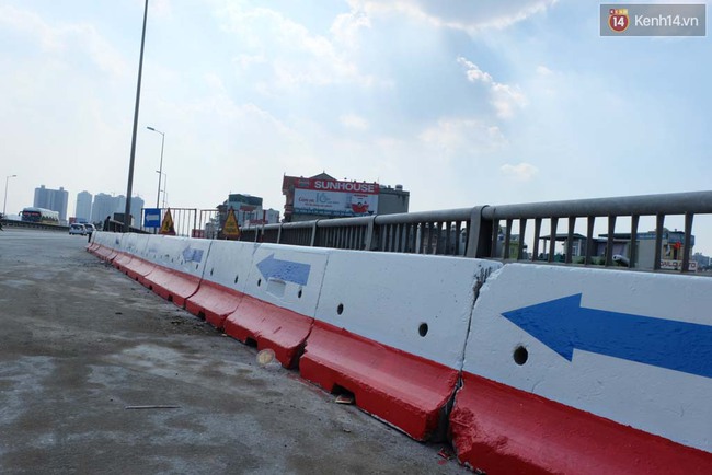 H&agrave; Nội: Những nguy hiểm cận kề tr&ecirc;n cầu cạn v&agrave;nh đai 3 sau vụ &ocirc; t&ocirc; lao xuống đất - Ảnh 5.