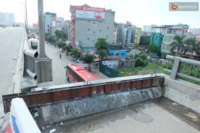 Hà Nội: Những nguy hiểm cận kề trên cầu cạn vành đai 3 sau vụ ô tô lao xuống đất - Ảnh 2.