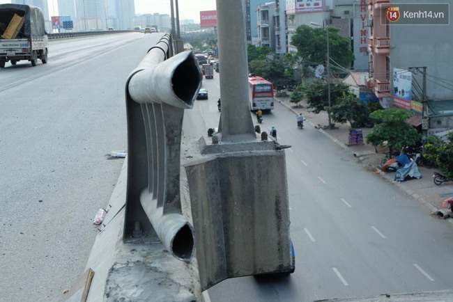 H&agrave; Nội: Những nguy hiểm cận kề tr&ecirc;n cầu cạn v&agrave;nh đai 3 sau vụ &ocirc; t&ocirc; lao xuống đất - Ảnh 4.
