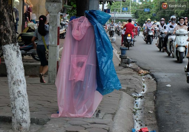 &Aacute;o mưa 10 ngh&igrave;n đồng chứa ch&igrave; c&oacute; thực sự l&agrave;m tổn thương đến n&atilde;o người mặc? - Ảnh 1.