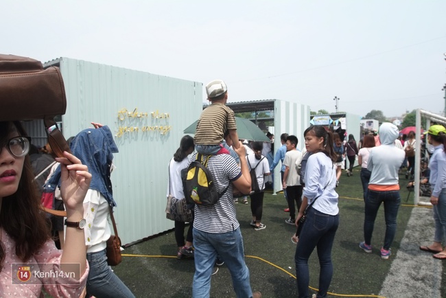 Cận cảnh Chợ phi&ecirc;n Container ở H&agrave; Nội: Đ&ocirc;ng nghịt ngay từ buổi s&aacute;ng đầu ti&ecirc;n! - Ảnh 12.