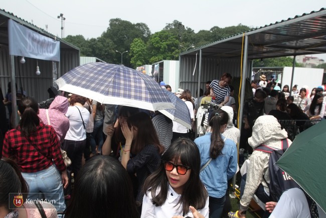Cận cảnh Chợ phi&ecirc;n Container ở H&agrave; Nội: Đ&ocirc;ng nghịt ngay từ buổi s&aacute;ng đầu ti&ecirc;n! - Ảnh 13.