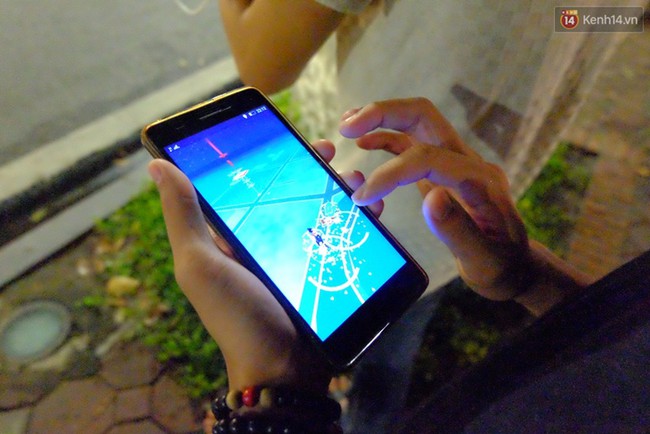 Người H&agrave; Nội đội mưa ra đường bắt Pokemon l&uacute;c nửa đ&ecirc;m - Ảnh 6.