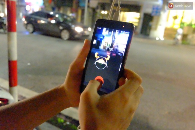 Người H&agrave; Nội đội mưa ra đường bắt Pokemon l&uacute;c nửa đ&ecirc;m - Ảnh 19.