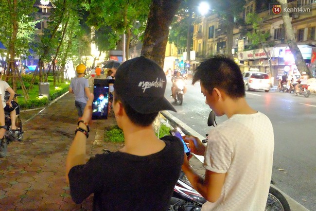 Người H&agrave; Nội đội mưa ra đường bắt Pokemon l&uacute;c nửa đ&ecirc;m - Ảnh 15.
