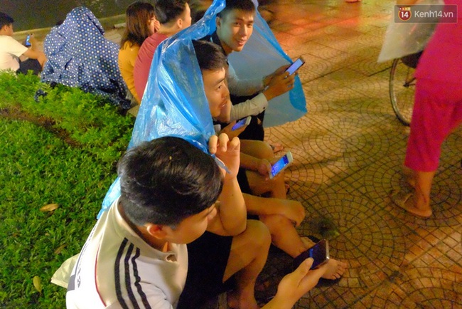 Người H&agrave; Nội đội mưa ra đường bắt Pokemon l&uacute;c nửa đ&ecirc;m - Ảnh 3.