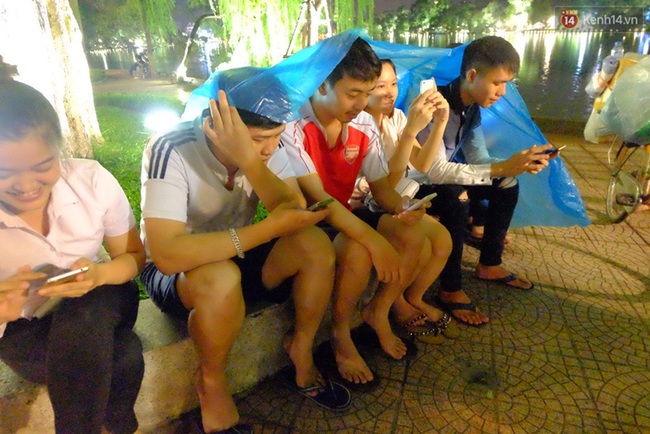 Người H&agrave; Nội đội mưa ra đường bắt Pokemon l&uacute;c nửa đ&ecirc;m - Ảnh 4.
