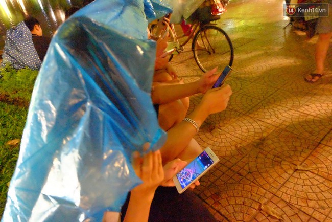 Người H&agrave; Nội đội mưa ra đường bắt Pokemon l&uacute;c nửa đ&ecirc;m - Ảnh 5.