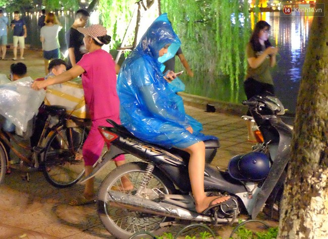 Người H&agrave; Nội đội mưa ra đường bắt Pokemon l&uacute;c nửa đ&ecirc;m - Ảnh 11.