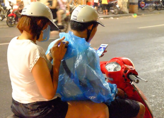 Người H&agrave; Nội đội mưa ra đường bắt Pokemon l&uacute;c nửa đ&ecirc;m - Ảnh 10.