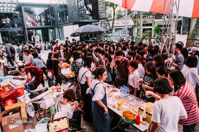 Giới trẻ H&agrave; Nội đ&atilde; c&oacute; một ng&agrave;y quẩy si&ecirc;u vui ở hội chợ The New District - Ảnh 7.