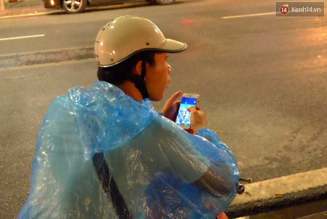 Người H&agrave; Nội đội mưa ra đường bắt Pokemon l&uacute;c nửa đ&ecirc;m - Ảnh 12.