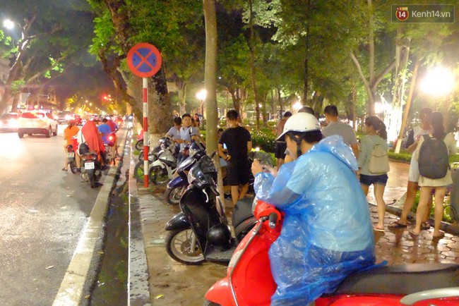 Người H&agrave; Nội đội mưa ra đường bắt Pokemon l&uacute;c nửa đ&ecirc;m - Ảnh 2.