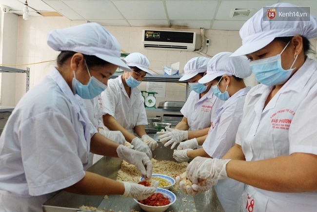 Chùm ảnh: Cận cảnh quy trình làm bánh Trung thu Bảo Phương ở Hà Nội - Ảnh 3.