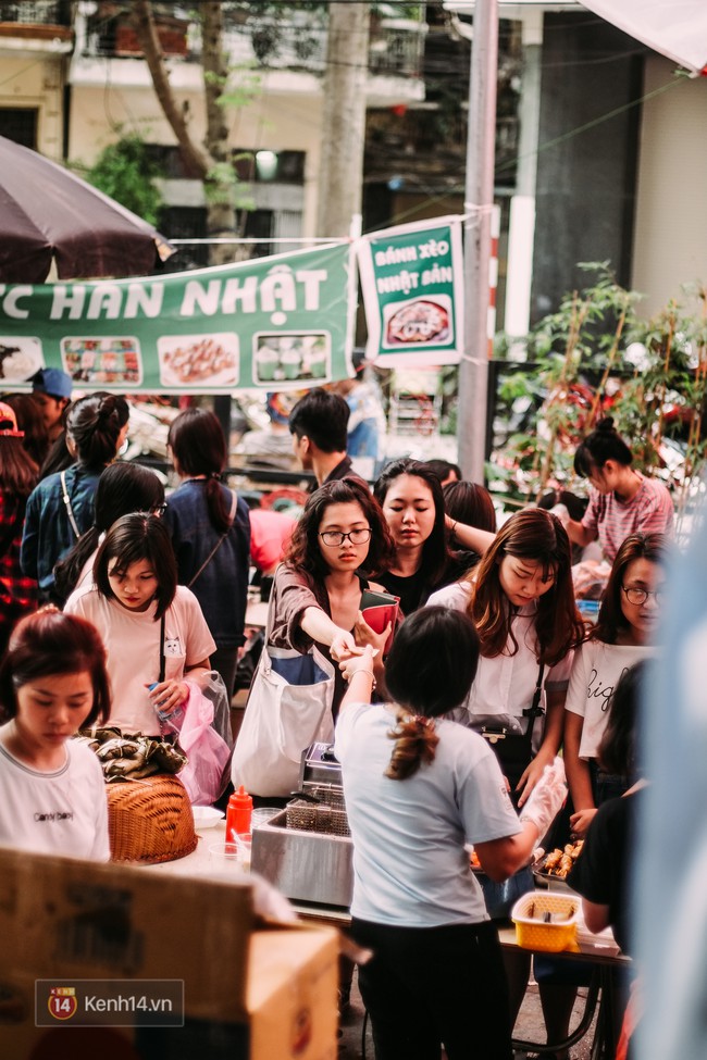 Giới trẻ H&agrave; Nội đ&atilde; c&oacute; một ng&agrave;y quẩy si&ecirc;u vui ở hội chợ The New District - Ảnh 21.