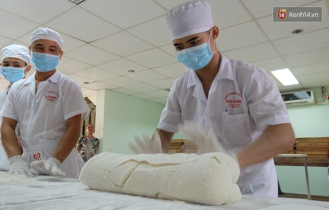 Chùm ảnh: Cận cảnh quy trình làm bánh Trung thu Bảo Phương ở Hà Nội - Ảnh 7.
