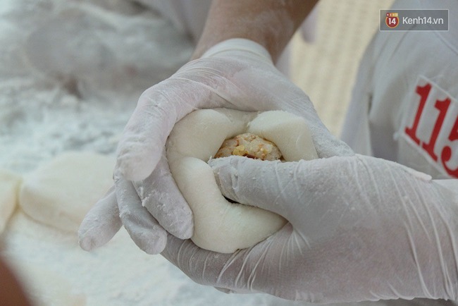 Chùm ảnh: Cận cảnh quy trình làm bánh Trung thu Bảo Phương ở Hà Nội - Ảnh 8.
