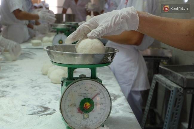 Chùm ảnh: Cận cảnh quy trình làm bánh Trung thu Bảo Phương ở Hà Nội - Ảnh 9.