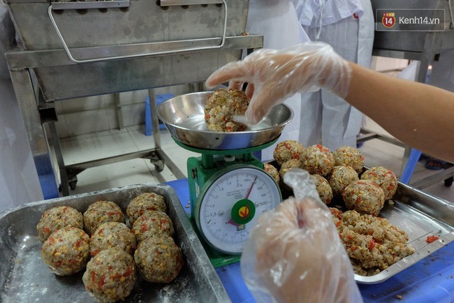 Chùm ảnh: Cận cảnh quy trình làm bánh Trung thu Bảo Phương ở Hà Nội - Ảnh 15.