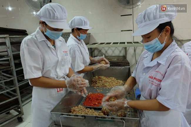 Chùm ảnh: Cận cảnh quy trình làm bánh Trung thu Bảo Phương ở Hà Nội - Ảnh 14.