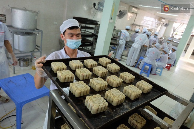 Chùm ảnh: Cận cảnh quy trình làm bánh Trung thu Bảo Phương ở Hà Nội - Ảnh 18.